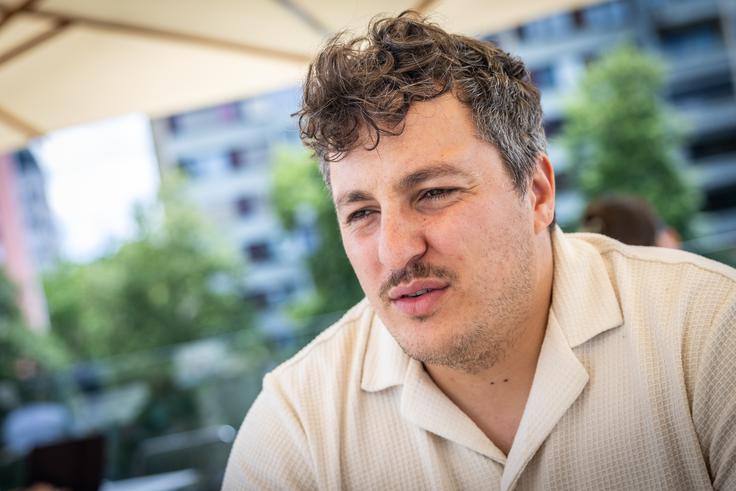 Žan Papič je leta 2023 izdal pesniško zbirko Steklena glava. | Foto: Gaja Hanuna