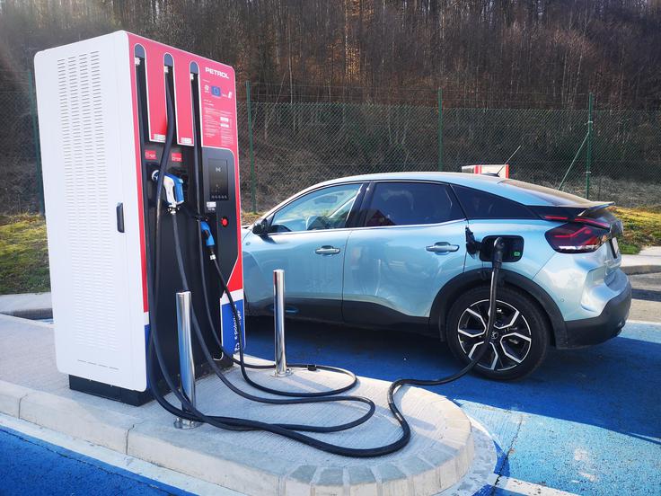 Električni avtomobili so danes vse bolj omejeni na tiste voznike, ki jih polnijo ponoči doma. Javna polnilna infrastruktura je že predraga, da bi se voznik lahko zanašal le nanjo.  | Foto: Gregor Pavšič