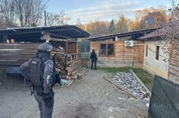 Na terenu tudi specialna enota policije, ki je opravila hišno preiskavo
