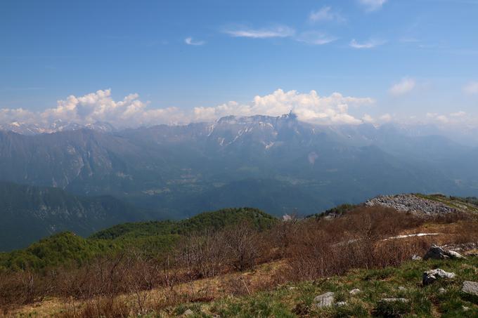 Pogled z Matajurja. V oblakih je desno Krn, na sredini v dolini Soče Kobarid in levo začetek grebena Stola. | Foto: Matej Podgoršek