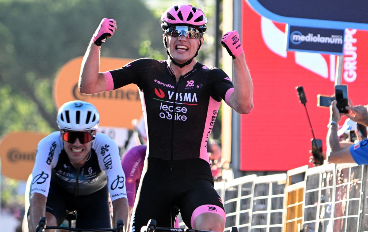 Olav Kooij, Giro 2025 | Olav Kooij je zmagovalec zadnje etape letošnjega Gira, njegov moštveni kapetan Simon Yates pa je šampion 108. rožnate pentlje. | Foto Reuters