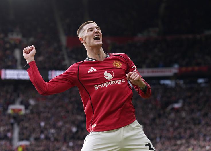 Benjamin Šeško se je prvič, odkar je nogometaš Manchester Uniteda, družil s svojo navijaško skupino v Radečah. | Foto: Guliverimage