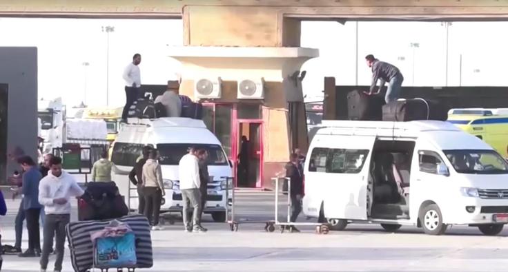 Mejni prehod Rafa so danes po približno letu dni znova odprli za potniški promet v obe smeri. Po navedbah egiptovskih medijev, ki so blizu oblastem, bo lahko prehod v prvih dneh po odprtju prečkalo po 50 ljudi v vsako smer. | Foto: posnetek zaslona/Reuters