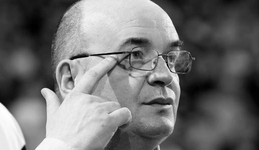 Umrl je legendarni košarkarski trener