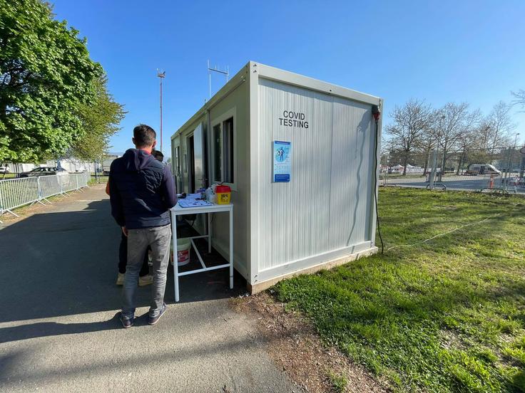 Ob servisni coni tudi odvzemi brisa za preverjanje okužbe s covidom-19. Test PCR je za povratek domov potrebovala večina tujih udeležencev relija.  | Foto: Gregor Pavšič