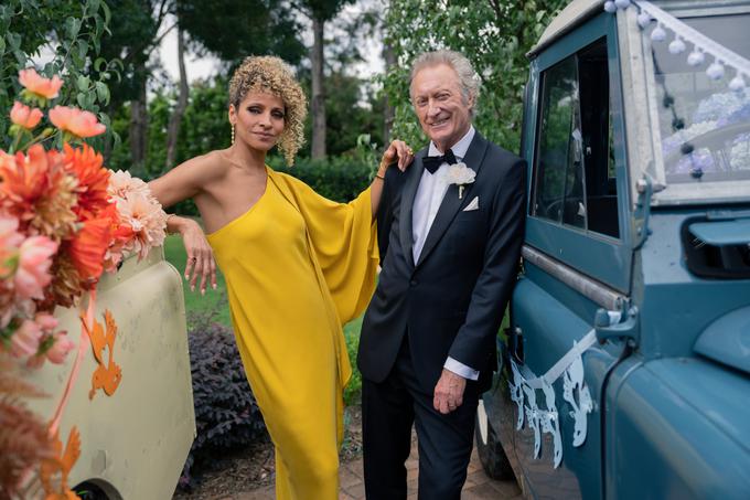 Bryan Brown in Michelle Hurd sta prepričljiva v vlogi gostiteljev poroke. Bryan Brown je zaslovel v osemdesetih s filmom Cocktail ob Tomu Cruisu, Michelle Hurd pa smo na zadnje videli v seriji Picard.  | Foto: Con Film