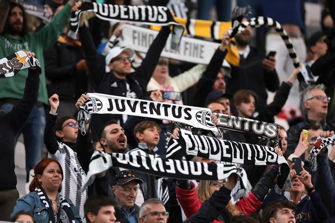 Juventus navijači | Navijači Juventusa ne bodo veseli novice, da je njihov klub zaradi nepravilnosti pri poslovanju v zadnjih letih izgubil 10 točk in z drugega zdrsnil na sedmo mesto v Serie A. | Foto Guliverimage