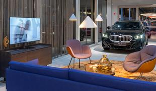 Imeti avtomobil v dnevni sobi? V Ljubljani lahko dobite tak vtis. #foto