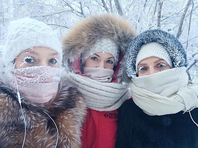 Tople kape, rokavice, šali in bunde oziroma plašči, ki ne prepuščajo vetra, so v hladnih dneh obvezna oprema. | Foto: Instagram/Getty Images