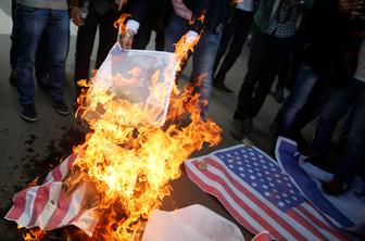 Hamas Palestnice pozval k novi vstaji. Izrael krepi vojaško prisotnost.