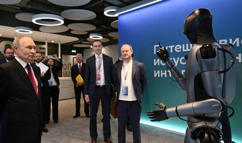 Ruski humanoidni robot zaplesal pred Putinom #video