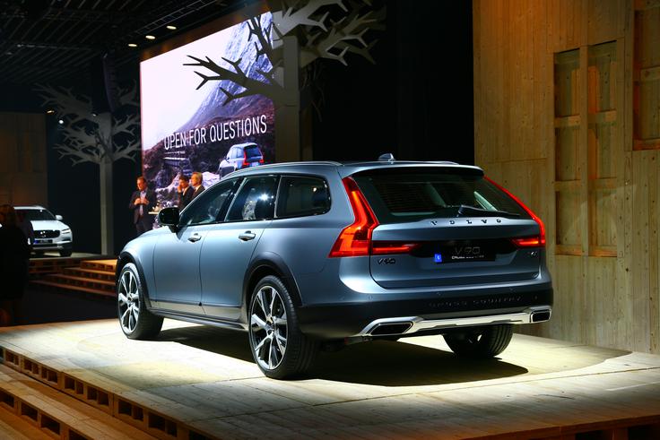 Za V90 cross country se zdi, kot bi bil na znatno prevelikih kolesih. A zato deluje čvrsto in terensko. | Foto: Vinko Kernc