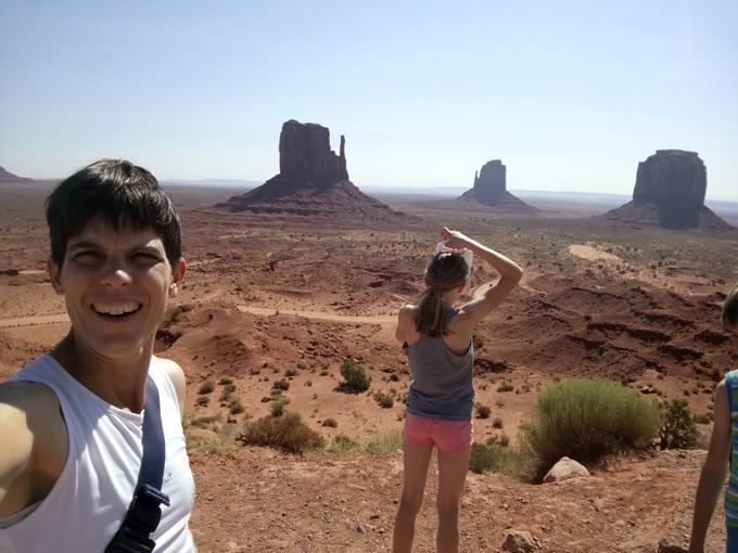 Z družino veliko potujejo po svetu. Fotografija je iz Monument Valleyja v Koloradu v ZDA. | Foto: osebni arhiv/Lana Kokl