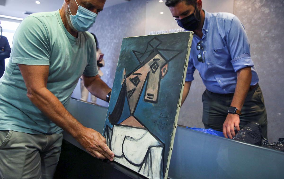 ''ženska glava'' Picasso | Španski slikar je kubistično sliko podaril Grčiji v zahvalo za upor nacistični Nemčiji. Na zadnji strani je napis v francoskem jeziku: "Za grško ljudstvo, poklon Picassa." | Foto Reuters