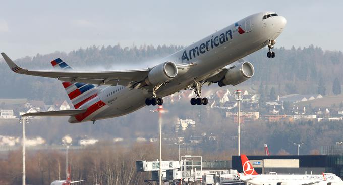 V American Airlines so v odzivu na tožbo izpostavili, da so v tesnih stikih s predstavniki zdravstvenih organizacij in da zagotavljajo vse potrebne previdnostne ukrepe za svoje potnike in zaposlene. | Foto: Reuters