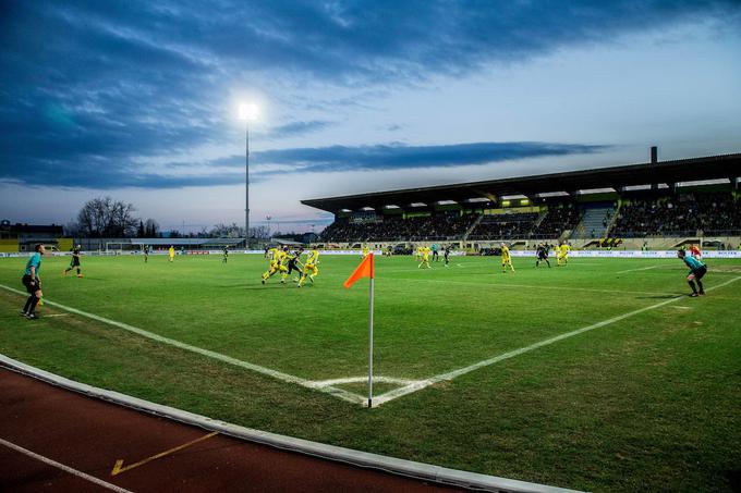 Tribune domžalskega Športnega parka že lep čas niso bile tako polne. | Foto: Vid Ponikvar