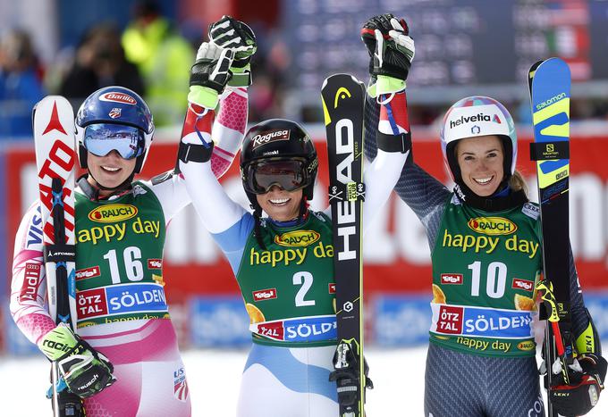 Zmagovalka uvodnega veleslaloma v Söldnu je Švicarka Lara Gut, druga je bila Američanka Mikaela Shiffrin (levo), tretja pa Italijanka Marta Bassino (desno). | Foto: Reuters