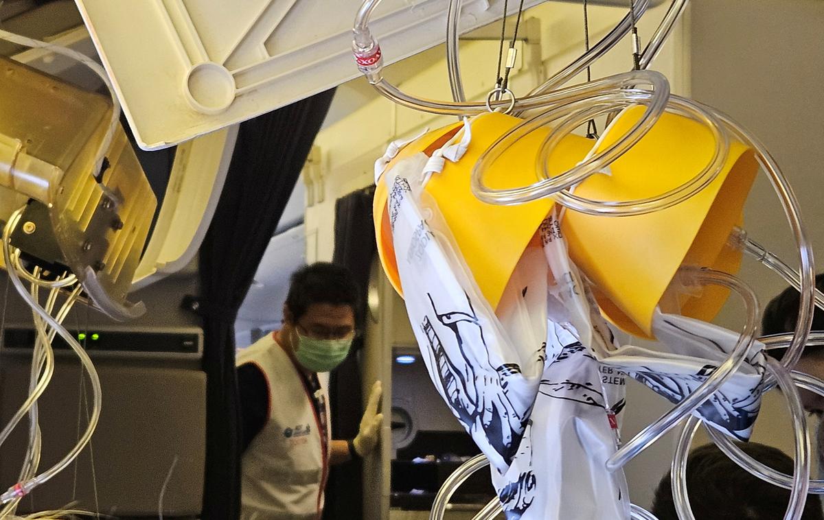 letalo, nesreča, turbulenca London-Singapur | V dogodku je umrl 73-letni Britanec, več drugih potnikov in članov posadke pa je utrpelo poškodbe glave, možganov in hrbtenice. | Foto Reuters