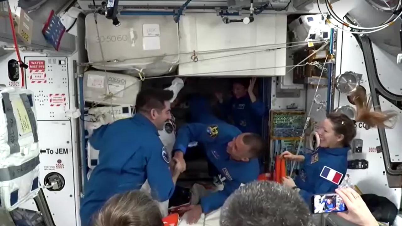Štiričlanska posadka v rekordnem času prispela na ISS #video