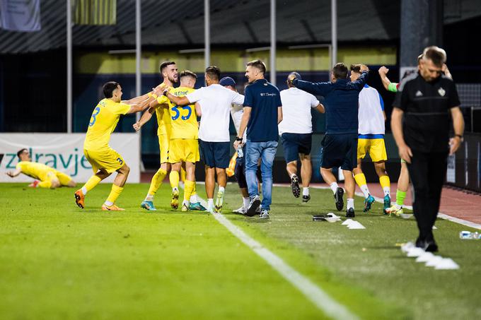 Veselje nogometašev Domžal in nezadovoljstvo trenerja Maribora, ki ne more verjeti, kako nezbrani so lahko v nekaterih trenutkih njegovi varovanci. | Foto: Grega Valančič/Sportida