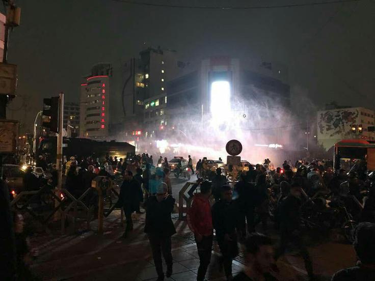 Iranci so v zadnjih letih že velikokrat protestirali proti verski diktaturi, a je oblast vse te proteste zadušila s silo. Na fotografiji so protesti iz leta 2017. Protesti dokazujejo, da številni Iranci nasprotujejo teokratskemu režimu, a vprašanje je, kolikšen delež iranskega prebivalstva predstavljajo.  | Foto: Guliverimage