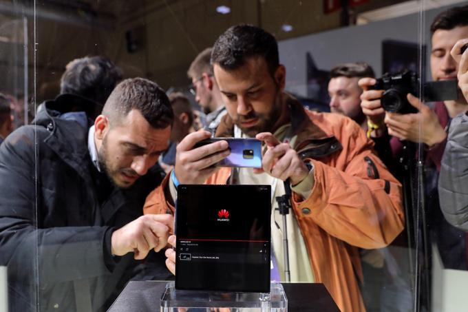 Obiskovalci MWC 2019 fotografirajo eno najbolj razburljivih naprav dogodka, Huaweijev zložljivi pametni telefon Mate X. | Foto: Reuters