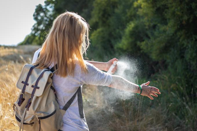 Ko greste v naravo, se pred klopi zaščitite z ustreznimi repelenti. | Foto: Getty Images