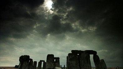 Lovca na spominke s kladivom in izvijačem poškodovala Stonehenge
