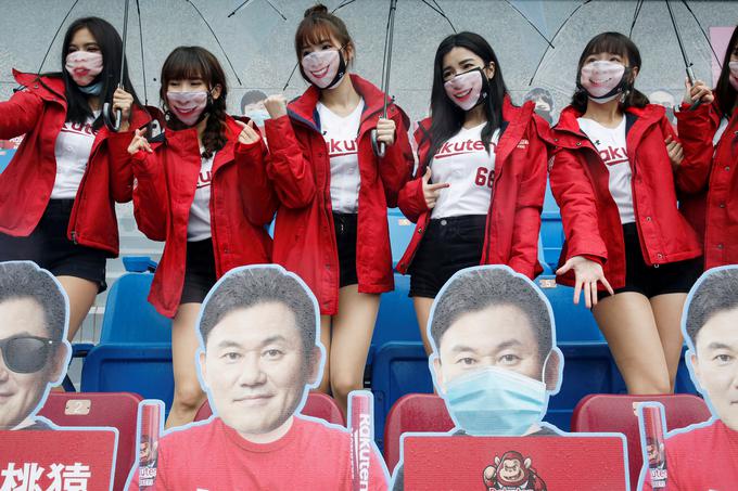 Med kartonaste navijače se je pomešalo tudi nekaj resničnih navijačic z zanimivimi zaščitnimi maskami.  | Foto: Reuters
