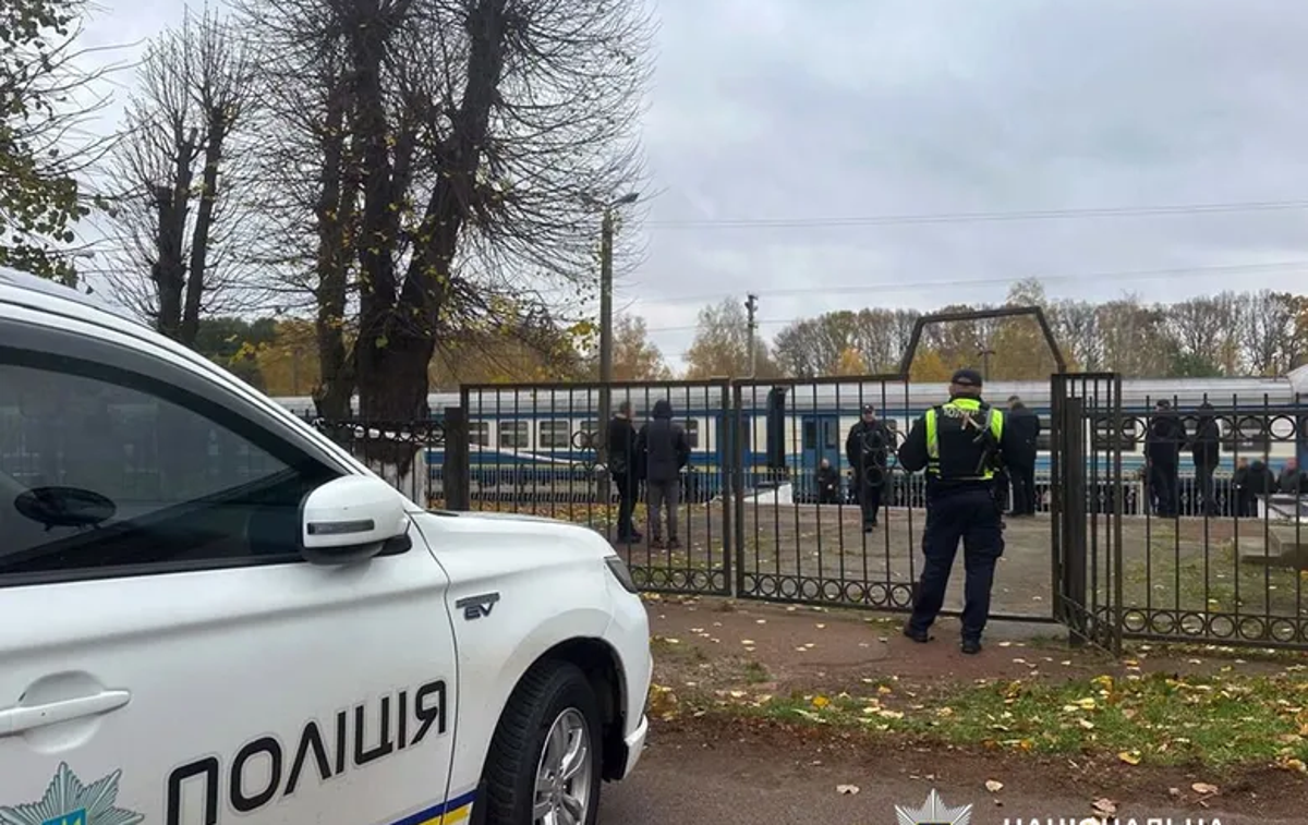eksplozija železniška Ukrajina | Po dosedanjih informacijah so v eksploziji umrli napadalec, 29-, 58- in 82-letna ženska ter mejni policist. Dvanajst drugih ljudi je bilo v napadu ranjenih. | Foto Ukrajinska policija