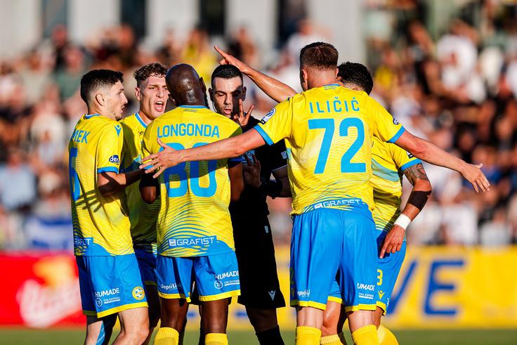 Koprčani so prvi polčas po izjemno učinkoviti predstavi v zadnjih minutah dobili s 3:1. | Foto: Aleš Fevžer