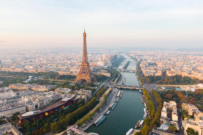 Pariz | Francoski predsednik Emmanuel Macron je izpostavil, da so uvedbo vozovnice, ki sledi omejitvam v domačem zračnem prometu z začetka letošnjega leta, podprli tudi predstavniki francoskih regionalnih oblasti. | Foto Shutterstock