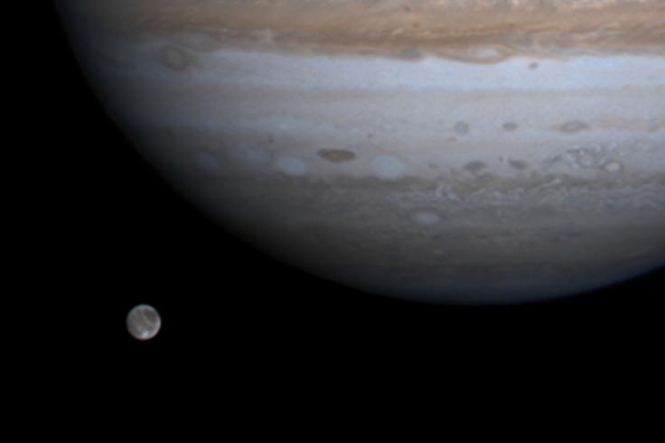 Jupiter ima tudi največjo luno v našem solarnem sistemu, Ganimed (levo spodaj). Znanstveniki verjamejo, da je pod ledeno površino Ganimeda ocean tekoče vode, ki obdaja celotno sredico lune. | Foto: Reuters