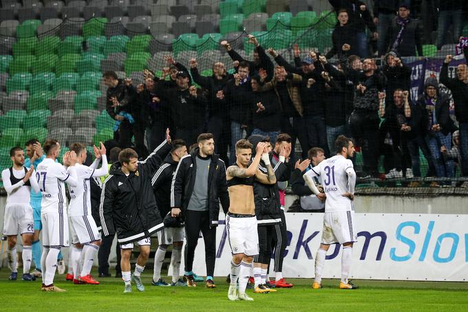 Na južni tribuni je bilo okrog 450 pripadnikov navijaške skupine Viole. | Foto: Matic Klanšek Velej/Sportida