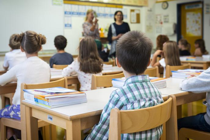 šolarji | Zadnji preizkus letošnjega NPZ so učenci 3., 6. in 9. razredov opravljali 31. marca, ko so pisali matematiko. Skupno je letos NPZ opravljalo 64.415 učencev, kar je več kot lani, ko jih je bilo 60.064. Po podatkih Državnega izpitnega centra je preverjanje za tretješolce potekalo na 759 osnovnih šolah, udeležilo pa se ga je 21.050 učencev. Šestošolcev je bilo 21.940 na 498 šolah, devetošolcev pa 21.425 na 505 šolah. | Foto STA