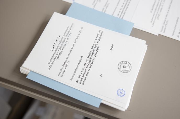 Referendum, glasovnica | Opolnoči je nastopil volilni molk, ki bo trajal do zaprtja volišč v nedeljo ob 19. uri. | Foto STA