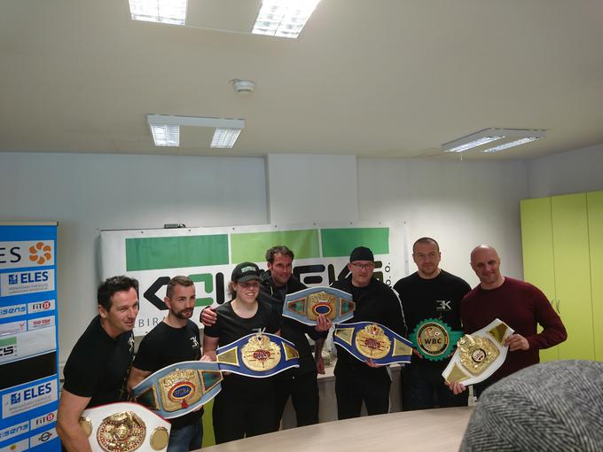 Redžo Ljutić (drugi z leve) je nadvse pomemben del strokovnega štaba naše svetovne boksarske prvakinje Eme Kozin. | Foto: Simon Kavčič