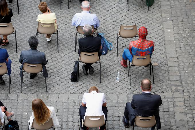 Spiderman je skupaj s preostalimi verniki v VIP-loži prisluhnil maši papeža Frančiška.  | Foto: Reuters