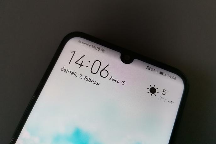 Huawei P Smart 2019 telefon | Ena najbolj vpadljivih lastnosti pametnega telefona Huawei P Smart 2019 je tako imenovana kapljičasta zareza, v kateri je skrit sprednji fotoaparat. | Foto Matic Tomšič
