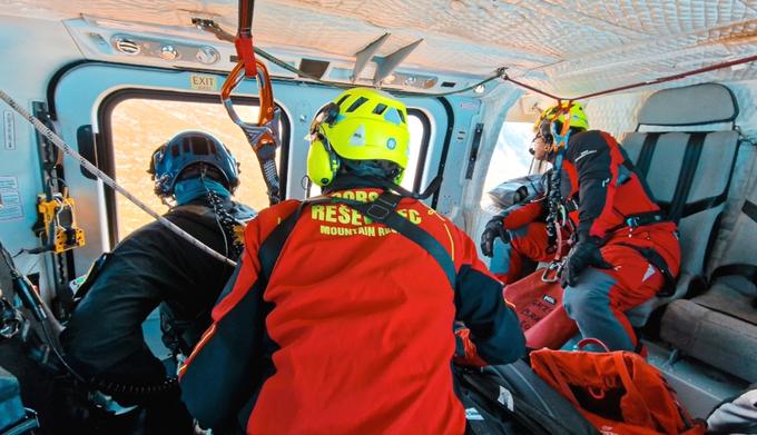 Med reševanjem poškodovane pohodnice pod Krnom.  | Foto: Letalska policijska enota