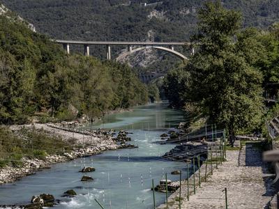 Zaradi zimskih razmer na Tolminskem voznica zapeljala v Sočo