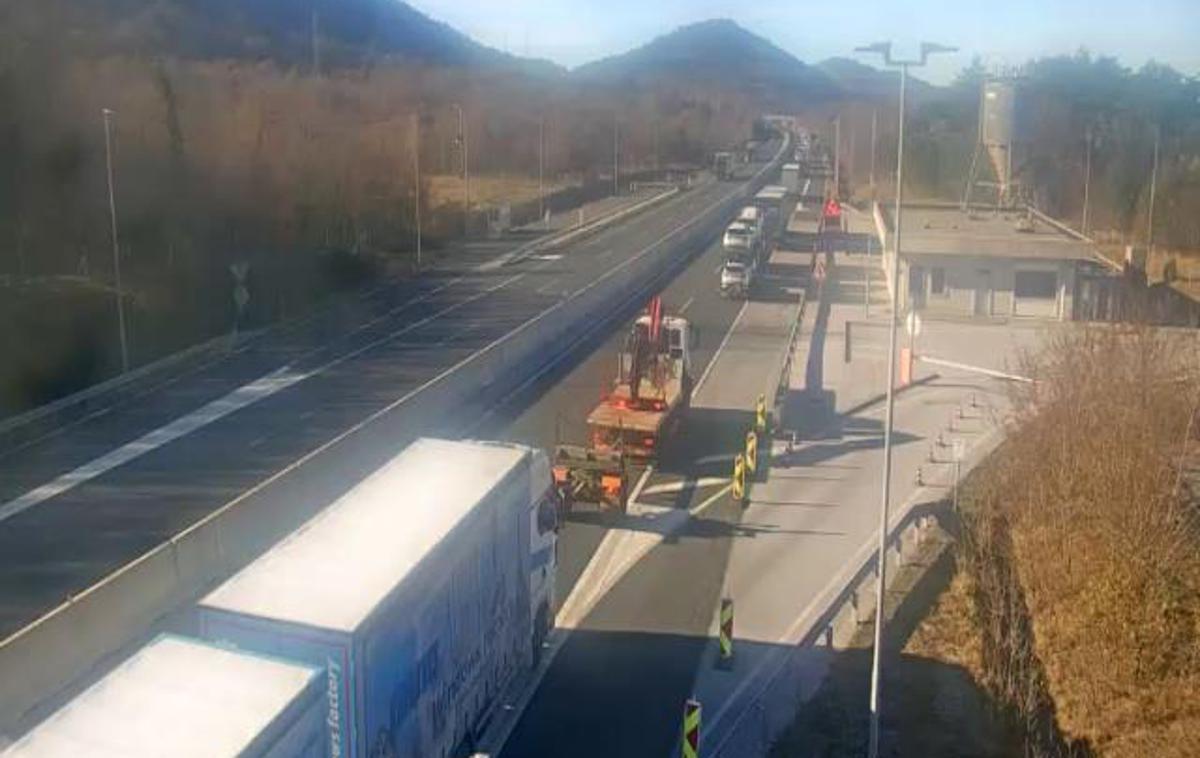 tovorna vozila, zastoj | Ponekod po državi je zaradi megle tudi zmanjšana vidljivost. | Foto DARS