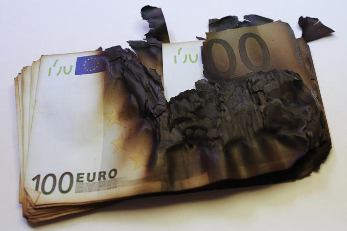 evro denar | Ministrica Sanja Ajanović Hovnik je napovedala tudi predlog, da se med najnižjo in najvišjo plačo vzpostavi razmerje ena proti sedem, pri čemer ocenjuje, da za takšno razmerje obstaja družbeni konsenz. | Foto Reuters
