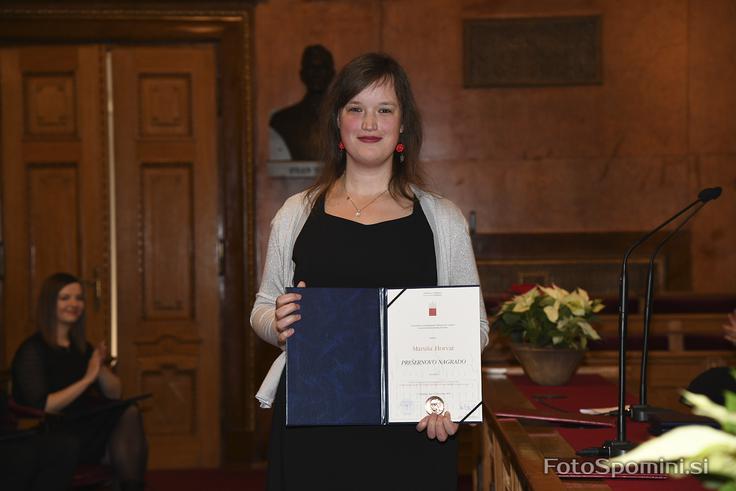 Maruša Horvat je za delo "Vpliv zunajceličnih polimerov na mehanske in funkcionalne lastnosti biofilmov bakterije Escherichia coli" prejela Prešernovo nagrado fakultete. Maruša je prva pokazala, da lahko bakterije s spremembo ekspresije komponent zunajceličnega matriksa vplivajo na mehanske lastnosti biofilmov, kot so lepljivost, kohezivnost in viskoelastičnost, kar je pomembno pri adaptaciji bakterij na okoljske dejavnike in pri kontroli rasti biofilmov. Rezultate je objavila v reviji Soft Matter, ki spada v prvo četrtino revij s področja polimernih znanosti. | Foto: 