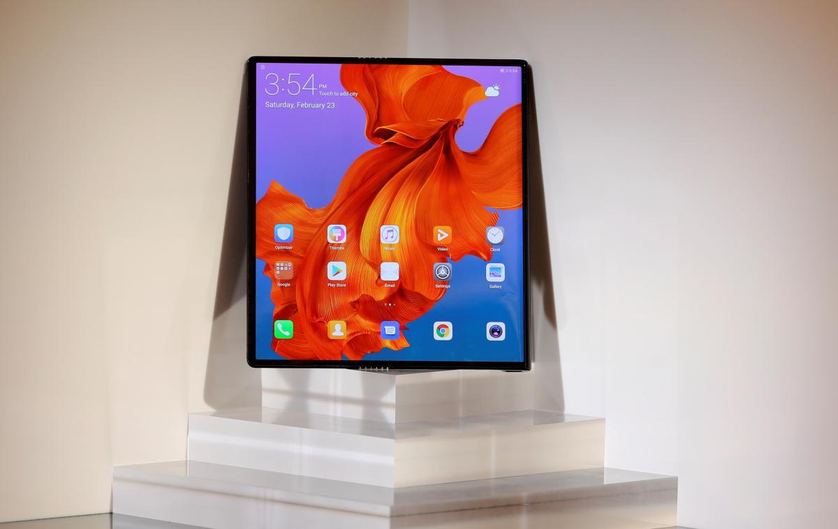Huawei Mate X | Prvi Huaweijev pregibni telefon Mate X (na sliki) bo verjetno že pred pomladjo dobil naslednika. | Foto Reuters