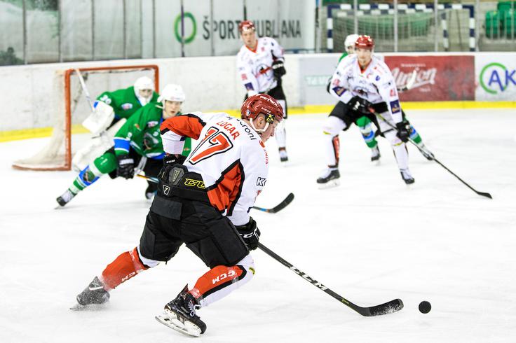 Miha Logar je načel ljubljansko mrežo, v kateri so ob koncu srečanja končali štirje ploščki. | Foto: Matic Klanšek Velej/Sportida