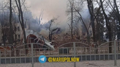 V Mariupolu bombardirano gledališče s 1.200 civilisti #vŽivo