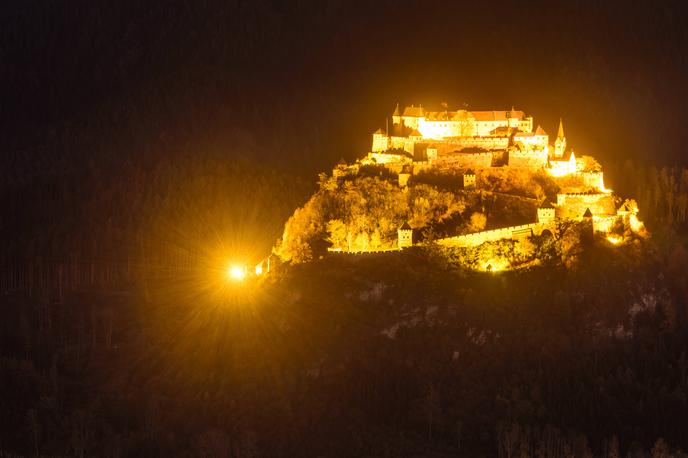 Grad Ostrovica | V času največje moči nacizma je bilo v Avstriji, ki je štela nekaj manj kot sedem milijonov prebivalcev, kar 700 tisoč članov nacistične stranke. Avstrija je bila torej trdnjava nacizma. Na fotografiji: grad Ostrovica na avstrijskem Koroškem. | Foto Guliverimage