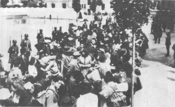 Nemci so izgnali z rodne grude okoli 80 tisoč Slovencev. Še več bi jih, če bi zmagali v drugi svetovni vojni. Na fotografiji: slovenski izgnanci na mariborski železniški postaji. | Foto: Thomas Hilmes/Wikimedia Commons