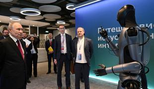 Ruski humanoidni robot zaplesal pred Putinom #video